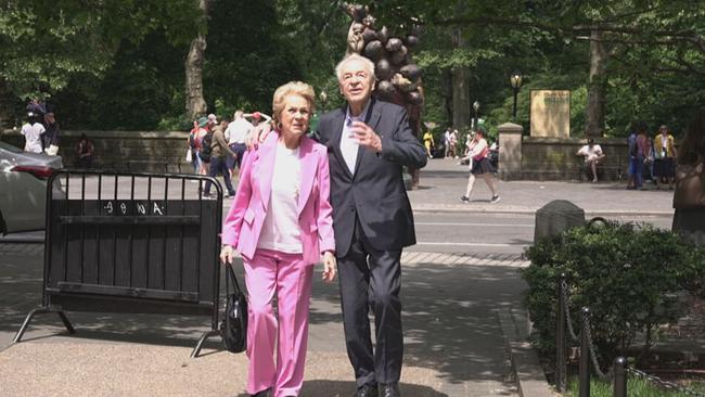 Harald Serafin und Inge Serafin spazieren nebeneinander durch New York 