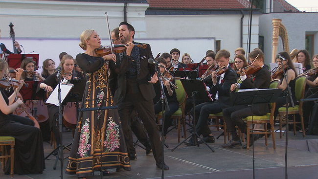 Opernsänger Clemens Unterreiner und Star-Geigerin Lidia Baich mit Orcheser auf der Bühne von Schloss Thalheim