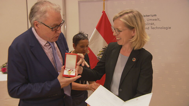 Journalist Mark Perry erhält das Goldenes Verdienstzeichen von Ministerin Leonore Gewessler 