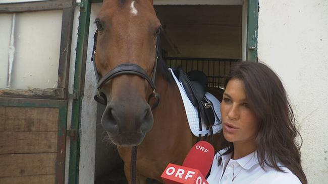 © ORF / Seitenblicke Stephanie Zöllner steht vor ihrem gesattelten Pferd