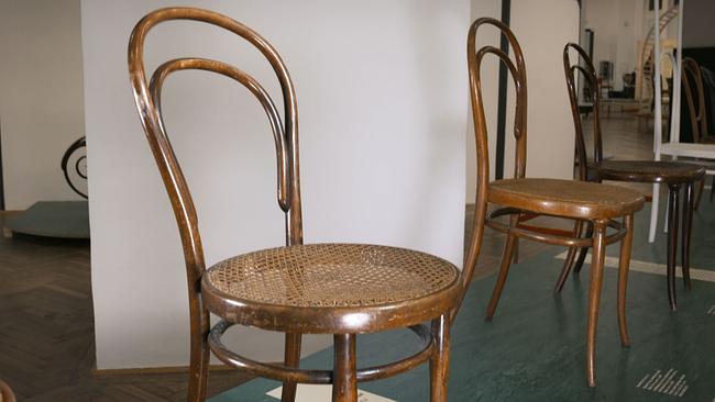 Thonet Sessel stehen nebeneinander aufgestellt in einer Gallerie 