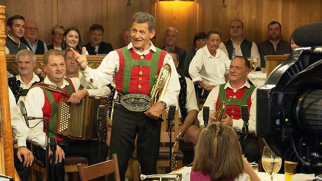 © ORF / Seitenblicke Franz Posch steht vor dem Orchester