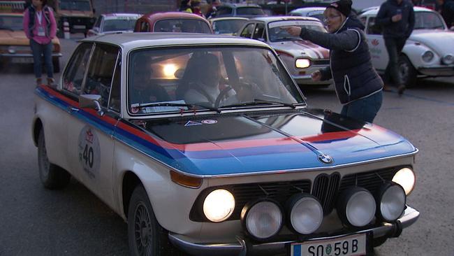 BMW Oldtimer mit Rennstreifen am Star der Planai-Classic 