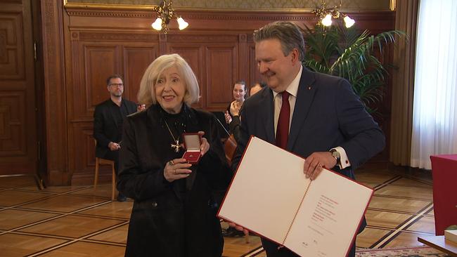 © ORF / Seitenblicke Erika Freeman erhält die Ehrenbürgerschaft von Michael Ludwig