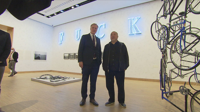 © ORF 2 / Seitenblicke Generaldirektors der Albertina Dr. Klaus Albrecht Schröder und Künstler Ai Weiwei bei der Ausstellung „In Search of Humanity“ in der Albertina Modern
