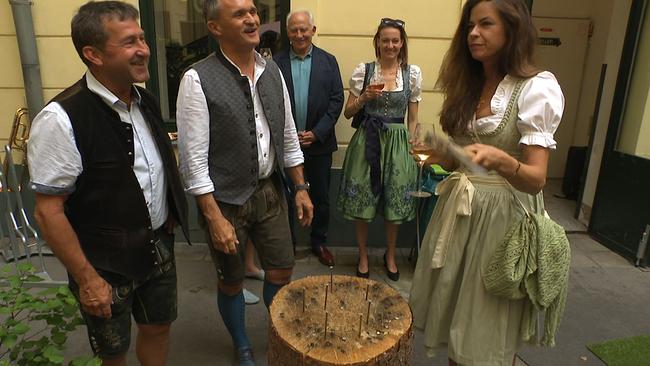 © ORF / Seitenblicke Gäste schlagen Nägel in einen Baumstamm