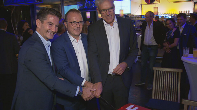 Lothar Lockl (Vorsitzender des ORF-Stiftungsrates), Roland Weißmann (Generaldirektor des ORF) und Thomas Prantner schneiden eine Torte an