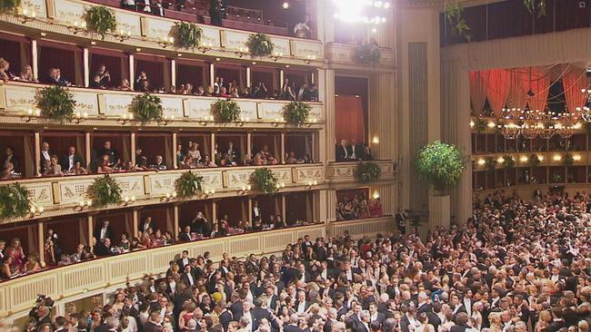 Tanzparkett und Logen in der Oper gefüllt mit Menschen 