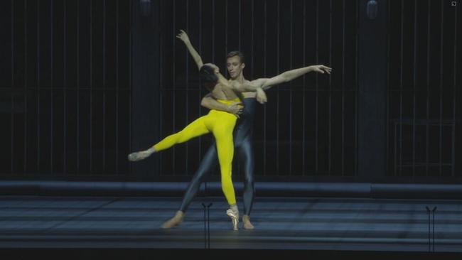 Ein Ballettpaar bei der Performance auf der Bühne 