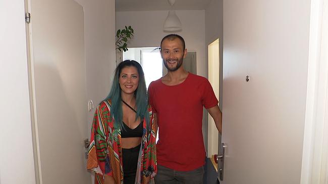 Paenda und Lukas Plöchl öffnen den Seitenblicken ihre Wohnungstüre