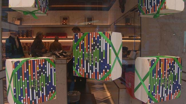 Holzboxen mit dem Design der Künstlerin Sarah Morris hängen in der Auslage 