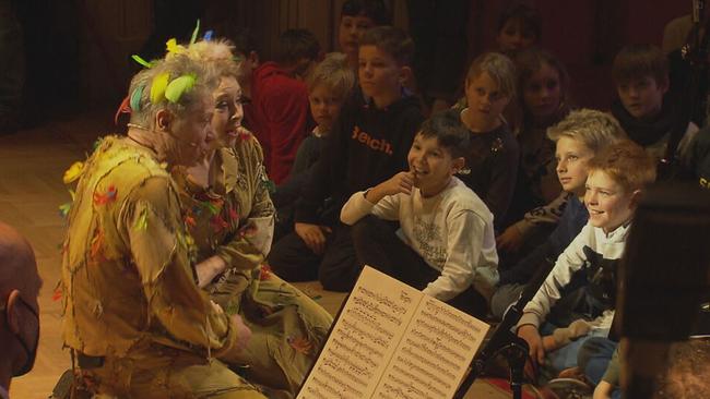 © ORF / Seitenblicke Papagena und Papageno in bunten Kostümen sitzen vor Kindern auf dem Boden