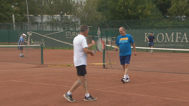 Herbert Prohaska während dem Tennis-Turnier auf dem Platz mit seinem Doppelpartner