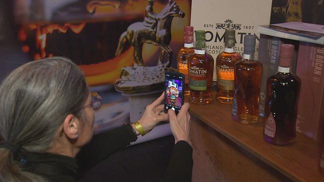 © ORF / Seitenblicke Frau fotografiert Whiskey Flaschen