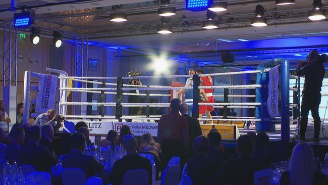 © ORF / Seitenblicke Box-Kämpfer stehen im Ring. Publikum sitzt davor.