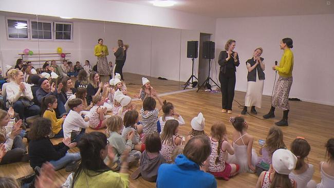 © ORF / Seitenblicke Kinder sitzen im Tanzstudio auf dem Boden, davor stehen Rebecca Horner, Rebekka Rom und Antonia Sotelsek