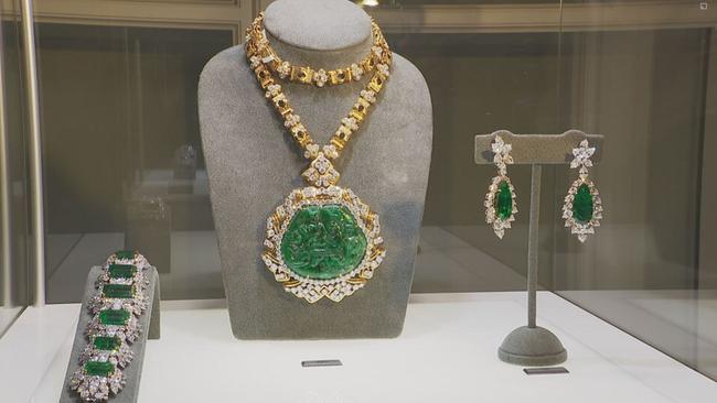 Smaragd-Halskette "Der Groß-Mogul" auf einer Büste. Daneben ein Armband und Ohrringe