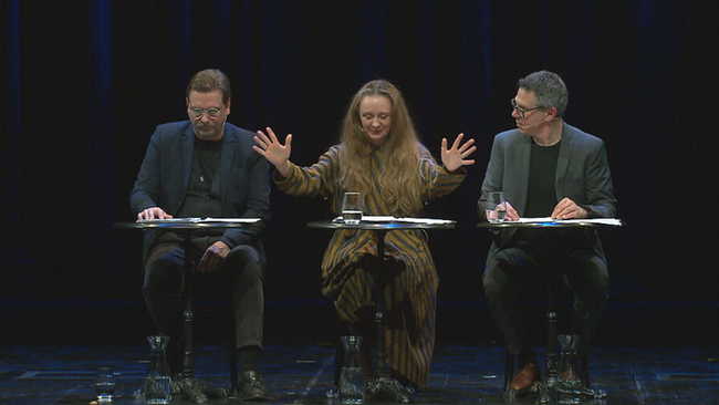 © ORF / Seitenblicke Michael Maertens, Gerti Drassl & Daniel Keberle sitzen nebeneinander auf der Bühne, der Hintergrund ist schwarz