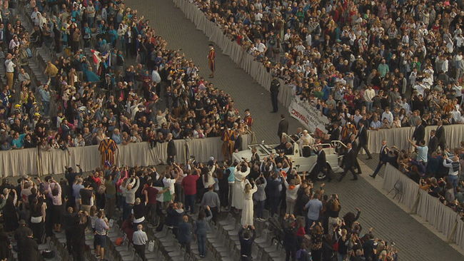 Menge am Petersplatz, inmitten Papst Franziskus im Papamobil
