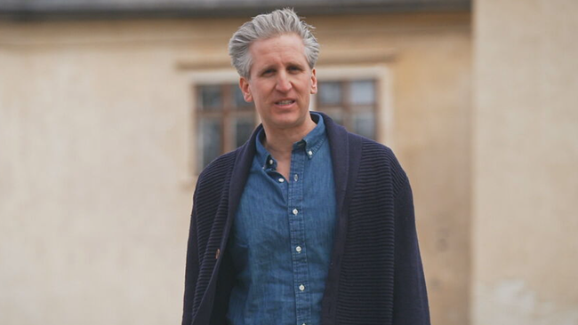 Johann-Philipp Spiegelfeld moderiert vor einem Schloss