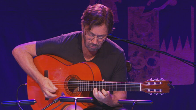 Al Di Meola spielt Gitarre auf der Bühne der Cselleymühle