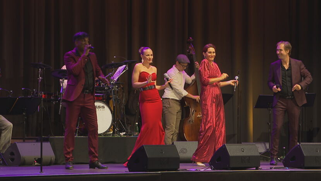 © ORF / Seitenblicke Ramesh Nair, Missy May, Maya Hakvoort & André Bauer singend auf der Bühne
