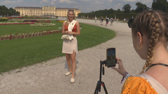 © ORF / Seitenblicke Linda Lime wird vor Schloss Schönbrunn von ihrer Assistentin gefilmt