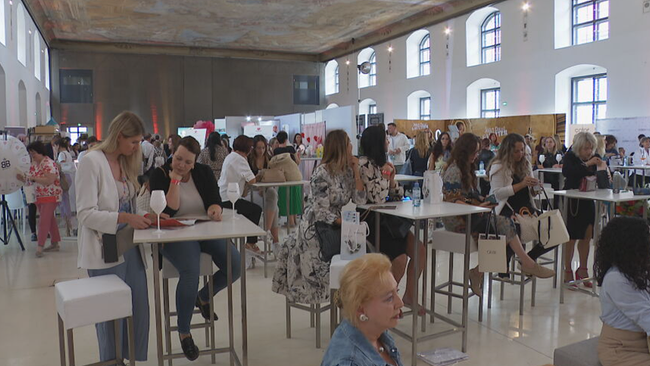 © ORF / Seitenblicke Beautyday einer Frauenzeitschrift: in einer Halle sind viele Frauen versammelt.