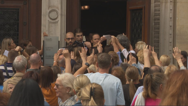 © ORF / Seitenblicke Gedränge beim Einlass in die Wiener Staatsoper am Tag der offenen Tür