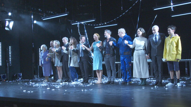 © ORF / Seitenblicke "Die Stützen der Gesellschaft"-Ensemble vom Theater in der Josefstadt verbeugt sich auf der Bühne