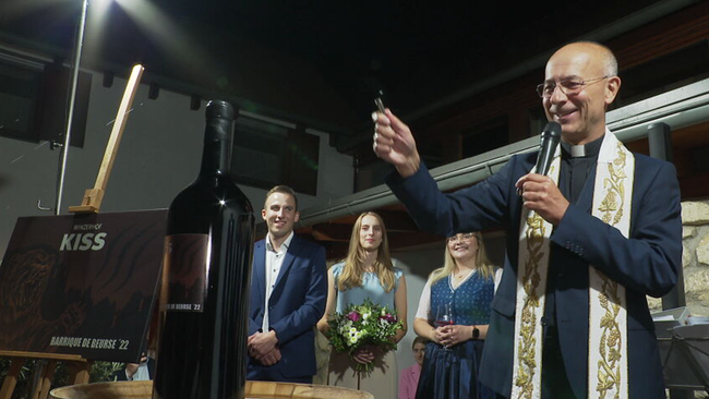 © ORF / Seitenblicke Toni Faber segnet Wein