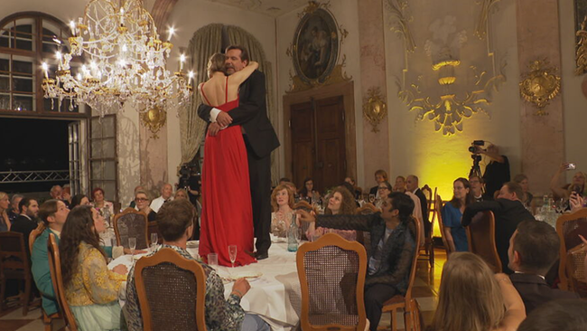 © Valery Tscheplanowa und Michael Maertens tanzen am Tisch