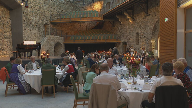 © ORF /Seitenblicke Innenraum der Burg Taggenbrunn, wo viele festlich gedeckte Tische mit Gästen sind