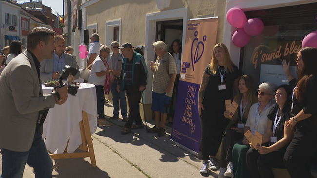 © ORF / Seitenblicke Fotograf fotografiert "Community Nurses" vor neuer Praxis, die mit rosa Luftballons geschmückt ist.