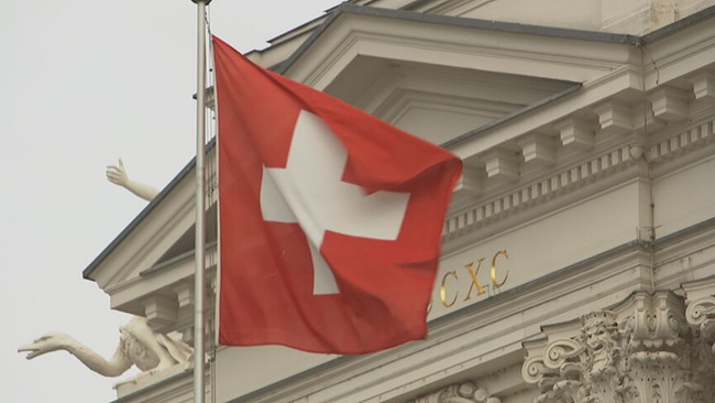 © ORF / Seitenblicke Die Schweizer Flagge weht im Wind.