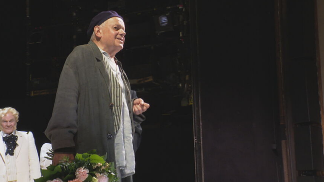 © ORF / Seitenblicke Robert Meyer steht nach dem Schlussapplaus mit einem Blumenstrauß auf der Bühne und redet zum Publikum
