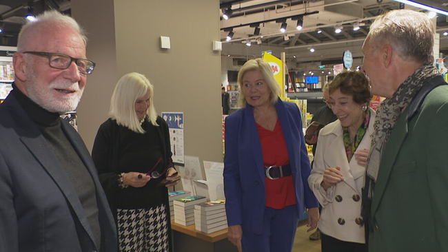 © ORF / Seitenblicke Peter Michael Lingens, Elfriede Hammerl, Helene von Damm, Christian Kern stehen in einer Buchhandnlung im Kreis und lachen