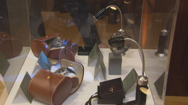 © ORF / Seitenblicke Uhren und Schmuck in Vitrine