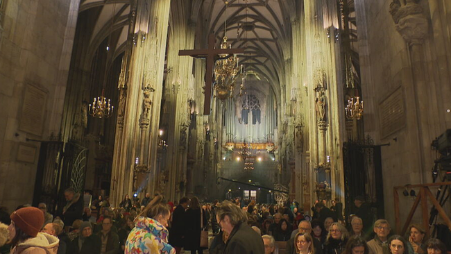 © ORF / Seitenblicke Der beleuchtete Stephansdom von Innen mit Publikum in Mänteln