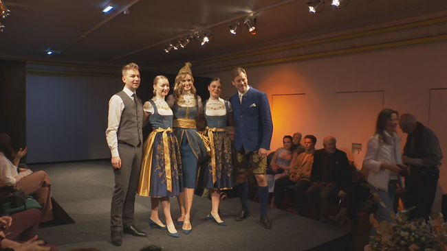 © ORF / Seitenblicke Models und Unternehmer stehen auf der Bühne