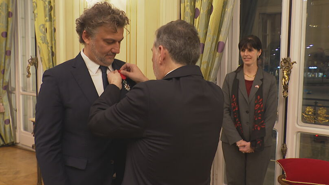 © ORF / Seitenblicke Jonas Kaufmann bekommt einen Orden angehängt