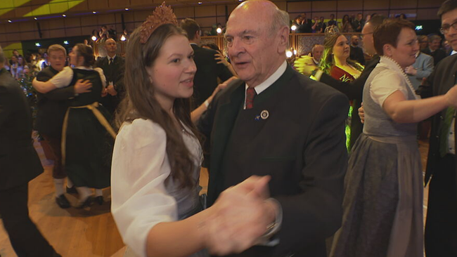 © ORF / Seitenblicke Erwin Pröll und junge Dame tanzend auf voller Tanzfläche im Austria Center Vienna