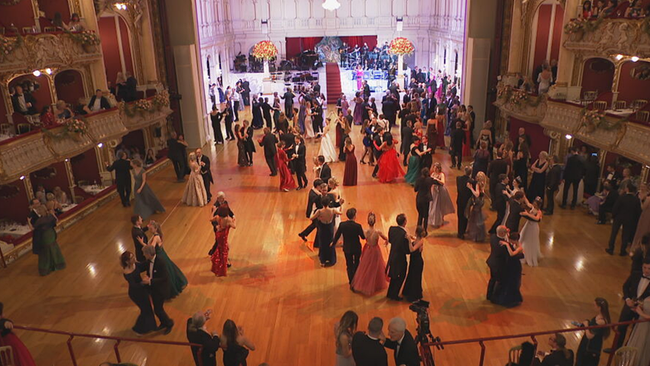 Ballsaal mit tanzenden Menschen