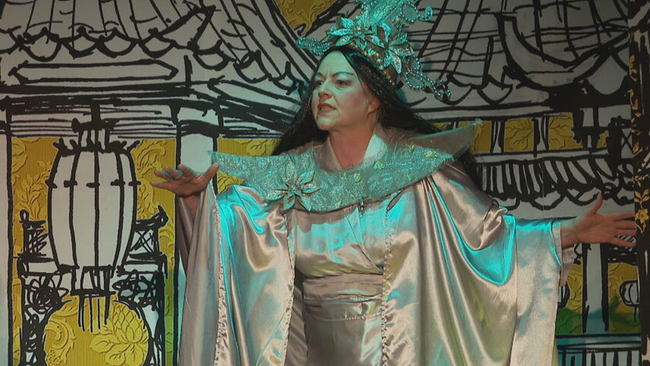 Annette Fischer steht in Kostüm als Prinzessin Turandot auf der Bühne