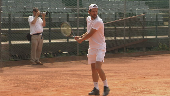 Jürgen Melzer steht am Tennisfeld und spielt