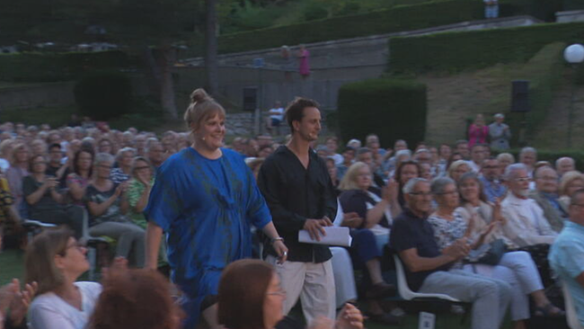 © ORF / Seitenblicke Reinsperger & Wendelin gehen durchs Publikum Richtung Bühne