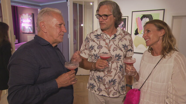© ORF / Seitenblicke Leute in Galerie mit pinken Cocktailen in der Hand