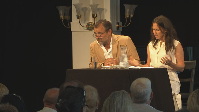 © ORF / Seitenblicke Maurer & Köstlinger sitzen am Tisch und tragen aus Texten vor