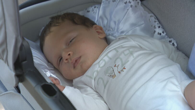 © ORF / Seitenblicke Baby mit Body "Born in 2024" liegt im Kinderwagen