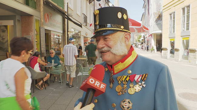 © ORF / Seitenblicke Schauspieler als Kaiser verkleidet in den Straßen von Bad Ischl